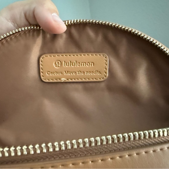 Lululemon crossbody bag - Picture 8 of 9